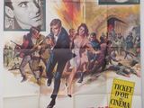 une vieille affiche de cinéma représentant un homme en costume et une femme en robe blanche