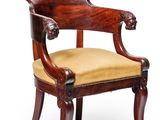 une chaise ancienne en bois avec une assise rembourrée jaune