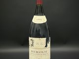 une photo d'une bouteille de vin posée sur une table