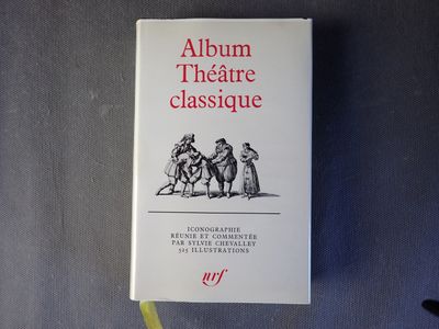 le livre est posé sur une table, à côté d'une paire de ciseaux et d'une paire de ciseaux