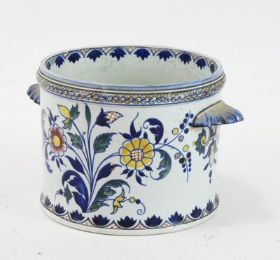 un vase bleu et blanc orné d'un motif floral