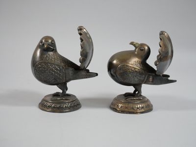 INDE Paire d'oiseaux en argent sur une base circulaire.