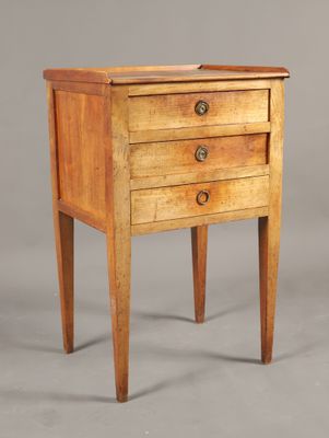 une image représentant une petite table en bois sur laquelle se trouvent trois tiroirs