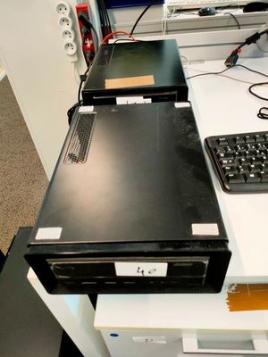 deux ordinateurs posés l'un à côté de l'autre sur un bureau