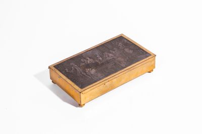 Boite rectangulaire pour jeu de cartes en métal doré avec ti…