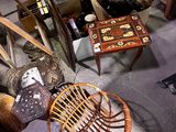 un grand nombre de meubles exposés dans un magasin