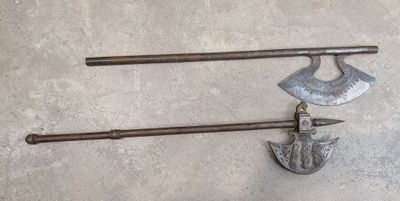 deux vieux outils accrochés au mur