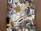 une boîte en carton remplie d'appareils électroniques