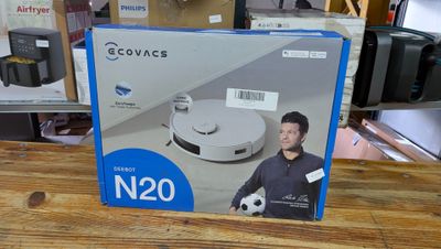 une boîte sur laquelle figure l'image d'un homme tenant un ballon de foot