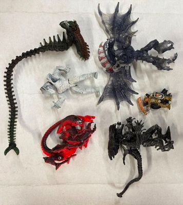 un grand nombre de figurines qui se trouvent sur la table