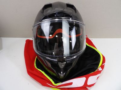 un casque posé sur un sac, sur une table