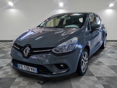 la voiture grise est garée sur un sol en damier dans le garage