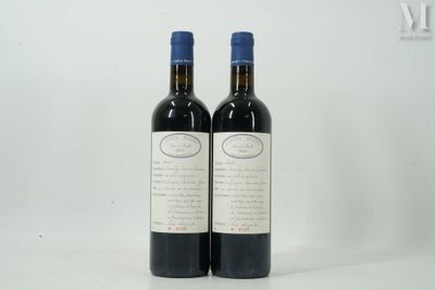 deux bouteilles de vin rouge posées l'une à côté de l'autre sur une table