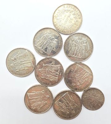 une pile de pièces de monnaie posée sur une surface blanche