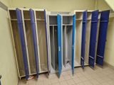 plusieurs casiers dans une pièce aux portes bleues et blanches