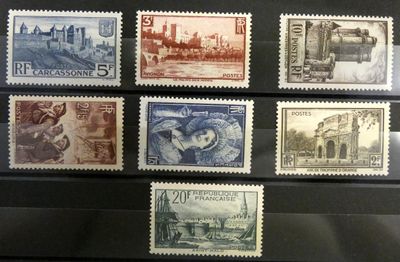 Plusieurs timbres de différents types sont exposés dans une vitrine.