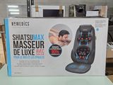 une boîte posée sur une table, sur laquelle se trouve un appareil de massage