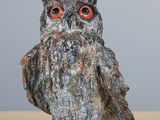 une statue représentant un hibou perché sur une table