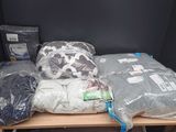 de nombreux sacs de vêtements posés sur une étagère dans une pièce