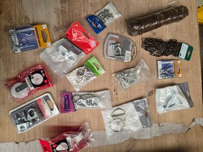 de nombreux objets posés sur une table en bois