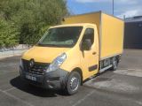 un camion jaune garé dans un parking
