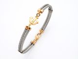 un gros plan d'un bracelet orné d'une ancre