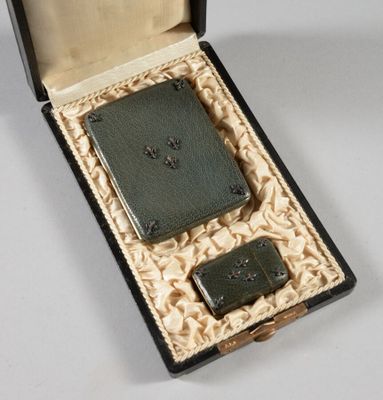 une boîte contenant un briquet et un étui à briquet