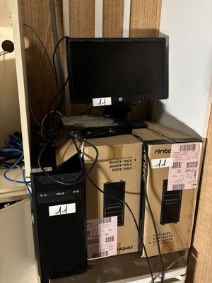 Trois unités centrales + écran HP + D LINK