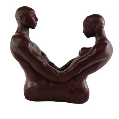 statue représentant un homme et une femme se tenant la main sur fond blanc