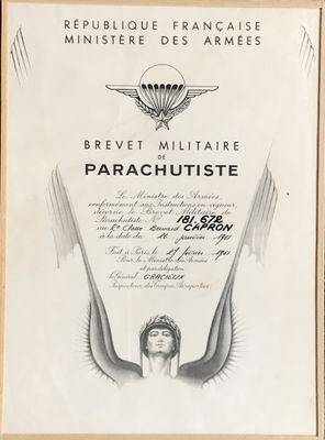 une photo en noir et blanc d'un document sur lequel figure l'image d'un ange