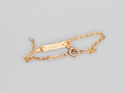un bracelet plaqué or orné d'une breloque en forme de cœur