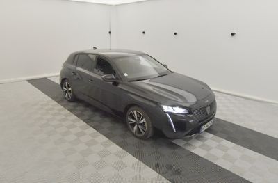 une photo d'un Range Rover gris garé dans un garage