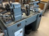 une machine placée au milieu d'une pièce