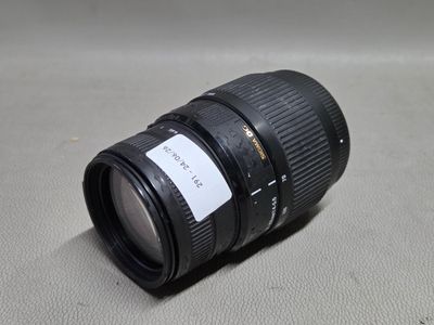 un gros plan sur l'objectif d'un appareil photo posé sur une table