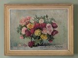 un tableau de fleurs dans un vase sur le mur