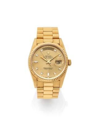 une montre Rolex en or avec des diamants sur le cadran