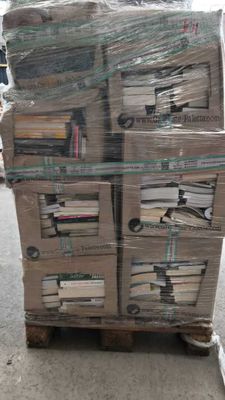 des cartons de livres empilés les uns sur les autres sur une palette