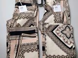 un pantalon et une ceinture posés sur une table