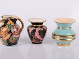 trois vases posés l'un à côté de l'autre sur une table