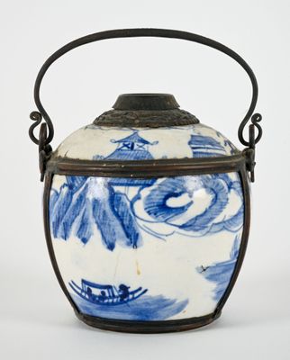 un vase bleu et blanc avec une anse sur fond blanc