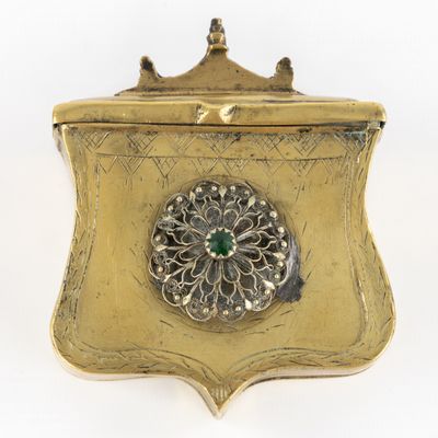 une boîte ancienne en laiton ornée d'une pierre verte au centre