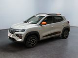 Le nouveau SUV Dacia est garé dans un showroom.