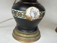 Paire de lampes en porcelaine noire à décor polychrome de mé… (photo 2)