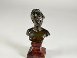 buste en bronze représentant un jeune homme, posé sur un socle en bois