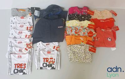 a lot of clothes that are on the table