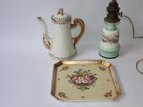 un petit plateau sur lequel se trouvent une théière et une tasse à thé