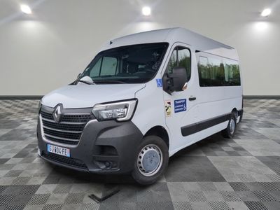 la photo d'une camionnette blanche garée dans une grande pièce