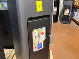 une machine posée sur une palette dans un entrepôt