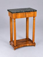 Petite console en acajou et placage d'acajou ouvrant à un ti… (photo 2)