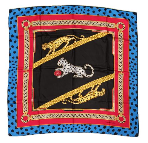 MUST DE CARTIER. Carrée de soie fond rouge bordure bleue.
